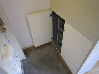 Entrance. ☆ Cupboard ☆