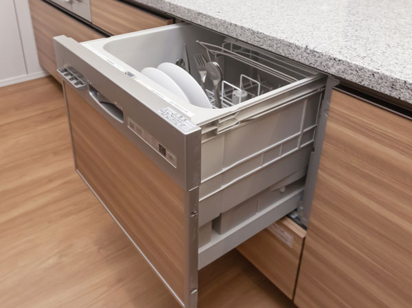 Kitchen.  [Dishwasher] Standard equipped with a dishwasher that can postprandial cleanup without the hassle. Out of tableware is the slide type of smooth full open.