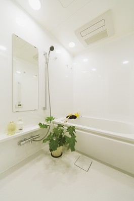 Bathroom of 1.4m × 1.8m size. Standard equipped with a bathroom heating dryer. Ya winter heating function, You can dry the laundry on a rainy day. Easy to dry the floor Karari floor Ya, Such as clean door who lost the dirt easy to rubber packing, Also to clean ease has been consideration