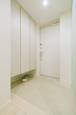 Place the entrance to the secluded from the shared hallway position. The porcelain tile of natural impression on the floor, The natural wood to the stile, Adopting the powder coating on the entrance door. Not only shoes, Thor type footwear purse is also can fit has been established, such as umbrella