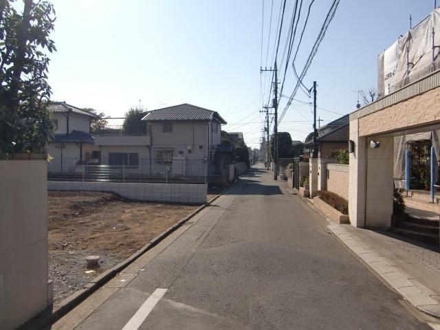 Local photos, including front road. Road is wide, Because it does not have, such as a utility pole, It is easy also, such as the arrangement of the parking lot. 