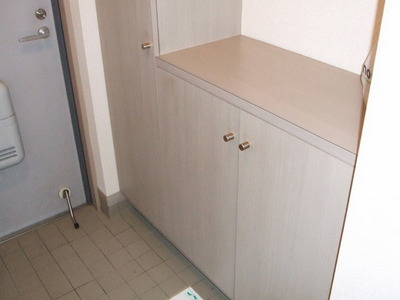 Entrance. Entrance ・ Shoebox