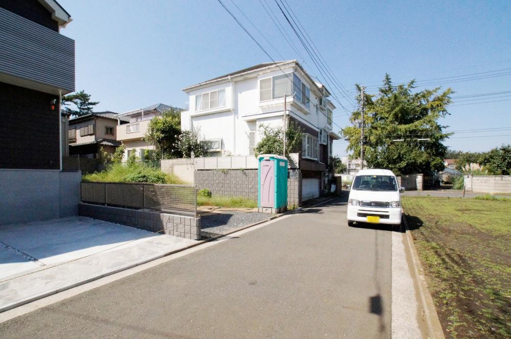 Local photos, including front road. Since it is in contact with the north 4.5M public roads, Loosely hatched restrictions, Some buildings have been built with volume. Front road is even less safe as your car, It is safe. 