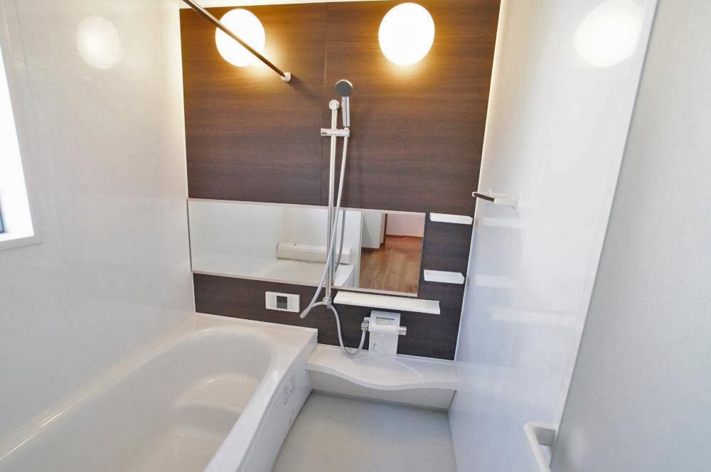 Bathroom. Spacious 1 pyeong type. It is with the bathroom drying heater. 
