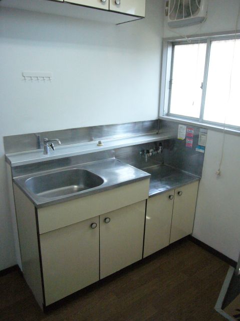 Kitchen. Two-burner gas stove can be installed.