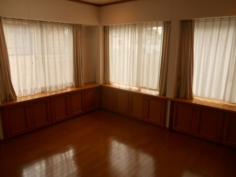 Other room space. The Western-style there is a bay window!