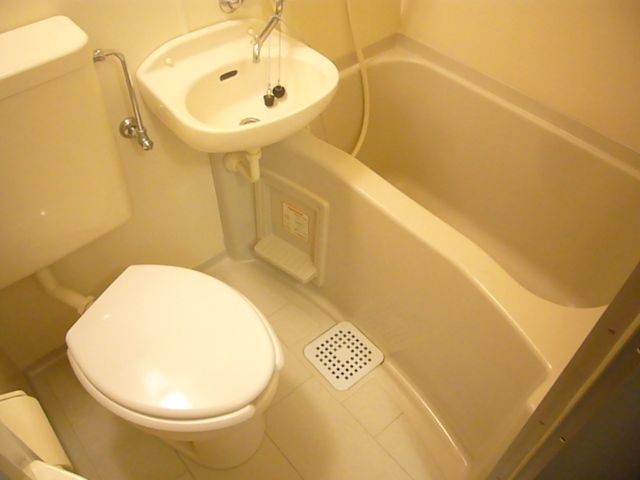 Bath. With wash basin, 3-point unit bus