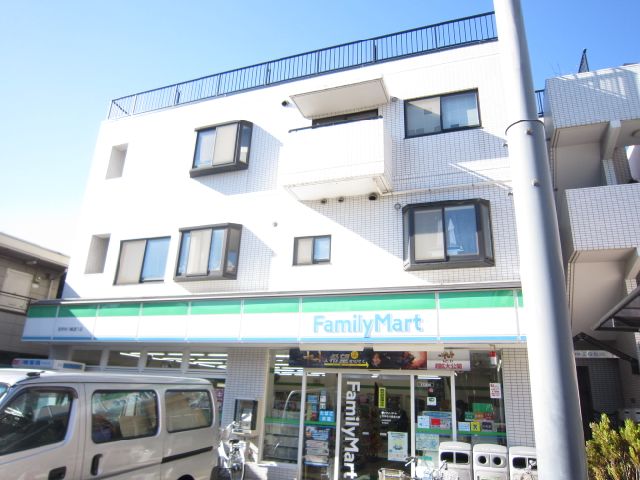 Convenience store. 470m to Family Mart (convenience store)