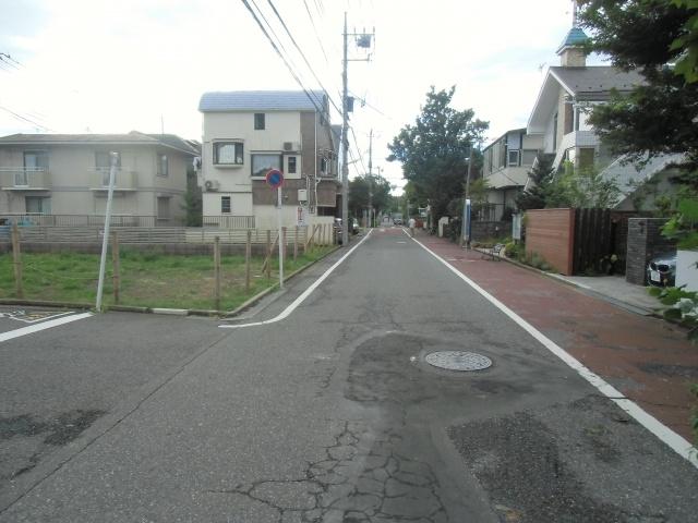 Local photos, including front road. It is a quiet residential area. Environment is good. 
