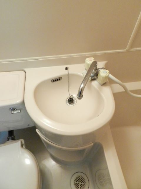 Bath. Wash basin