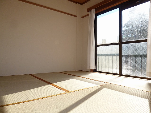 Living and room. Japanese-style room 4.5 Pledge! It is bright, south-facing! !
