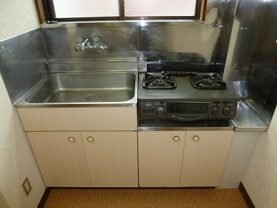 Kitchen. There are two lot gas stoves! !