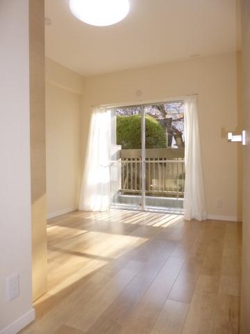 Non-living room. South 5 Pledge