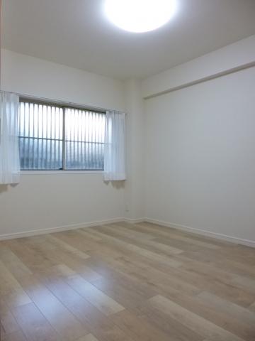 Non-living room. North 6 Pledge