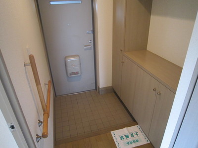 Entrance. ☆ Entrance hall large capacity cupboard ☆