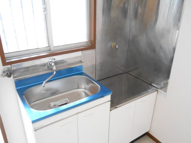 Kitchen. Gas stove can be installed kitchen.