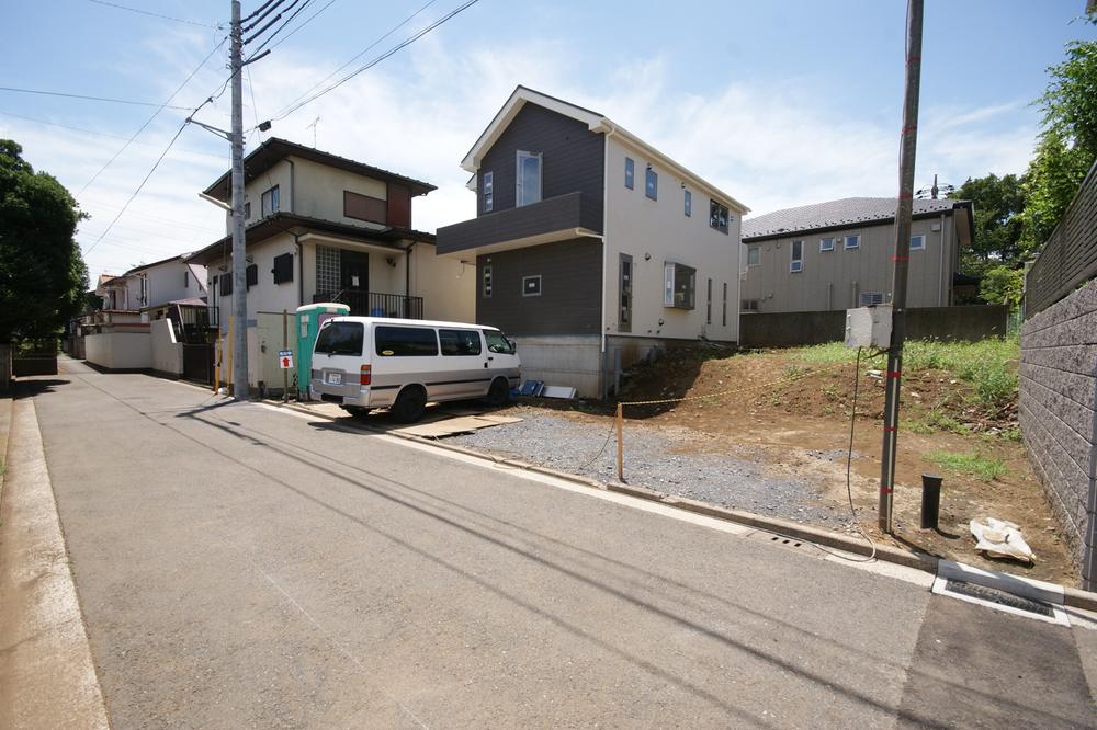 Local photos, including front road. It should be noted that to ensure car space parallel 2 cars, You can architect the building of large 4LDK. Try and do not you think raw activity line is well in the first floor LDK + water around?