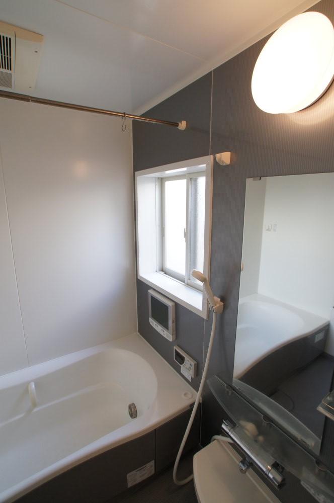 Bathroom. Unit bus with Air Heating dryer. It is a space that will heal daily fatigue.