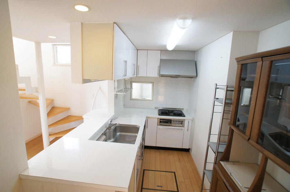 Kitchen. Underfloor Storage, This is a system kitchen with a dishwasher.