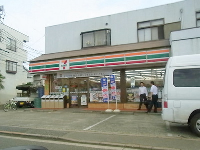 Convenience store. Seven-Eleven (convenience store) up to 100m