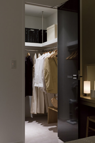 Receipt.  [Walk-in closet] Walk-in closet that can confirm the stored items at a glance is, Large-scale storage with the size of the room. In addition to the storage of a number of clothing, Drawer to feet and chest, You can put even shoe box.  ※ C-1, Except for the C'-1 type ※ Office ・ Except for the SOHO