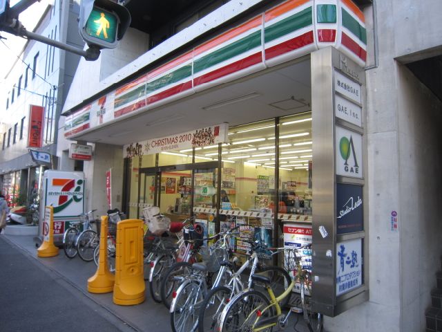 Convenience store. 420m to Seven-Eleven (convenience store)