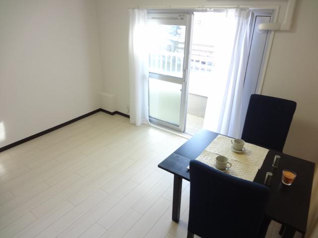 Non-living room. South-facing good room per yang