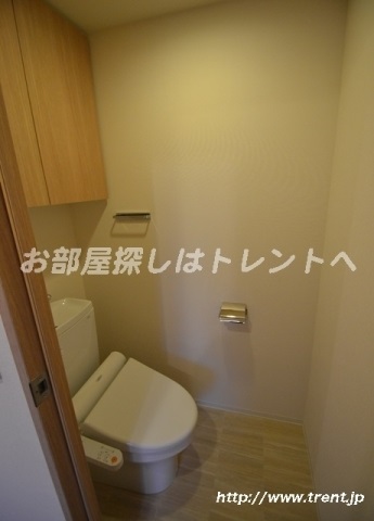 Toilet. Same building is a reference photograph of 3LDK.