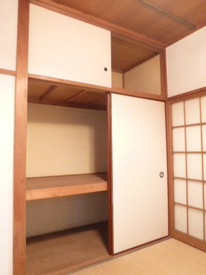 Receipt. Storage of between 1 in until the upper closet