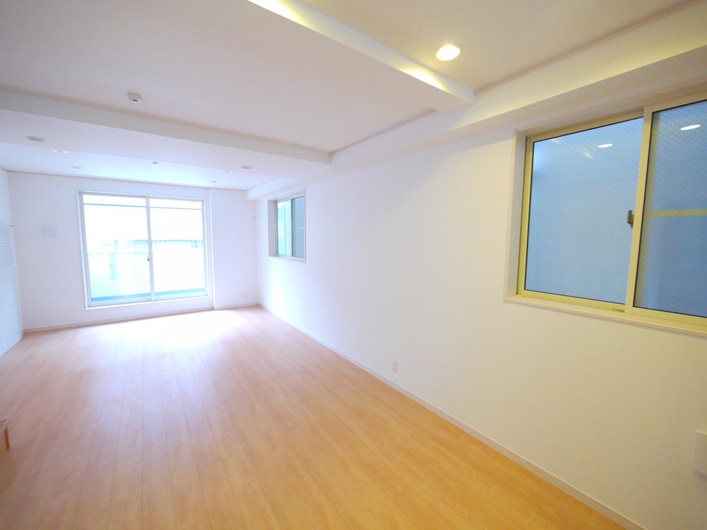 Same specifications photos (living). Same specifications Photos Pleasant light is poured from each room.
