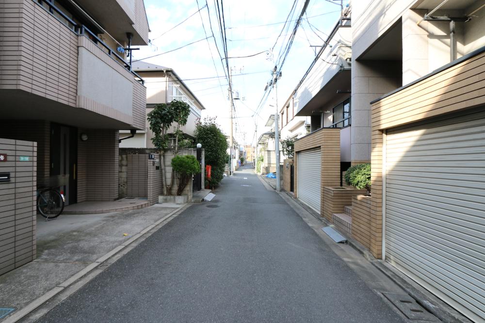 Local photos, including front road. Popular Higashi-Nakano within walking distance, Come See the local.