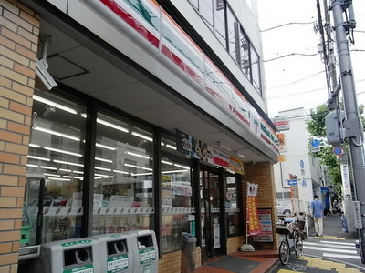 Convenience store. 210m to Seven-Eleven (convenience store)