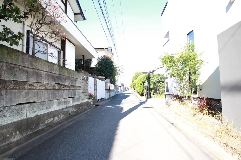 Local photos, including front road. Car loading and unloading is also a breeze.