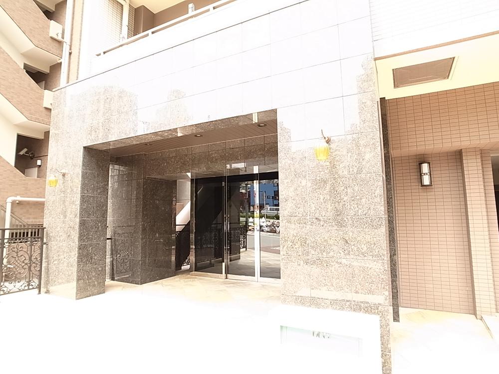 Entrance. Common areas