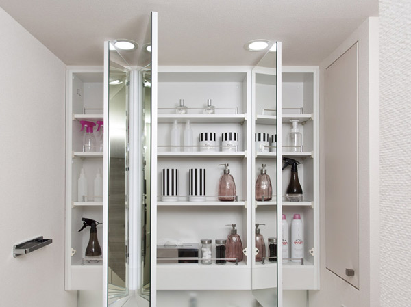 Bathing-wash room.  [Three-sided mirror housing] By such as wash small items is a three-sided mirror back storage that can hold plenty, It was to clean and can be used comfortably the wash room. (Same specifications)