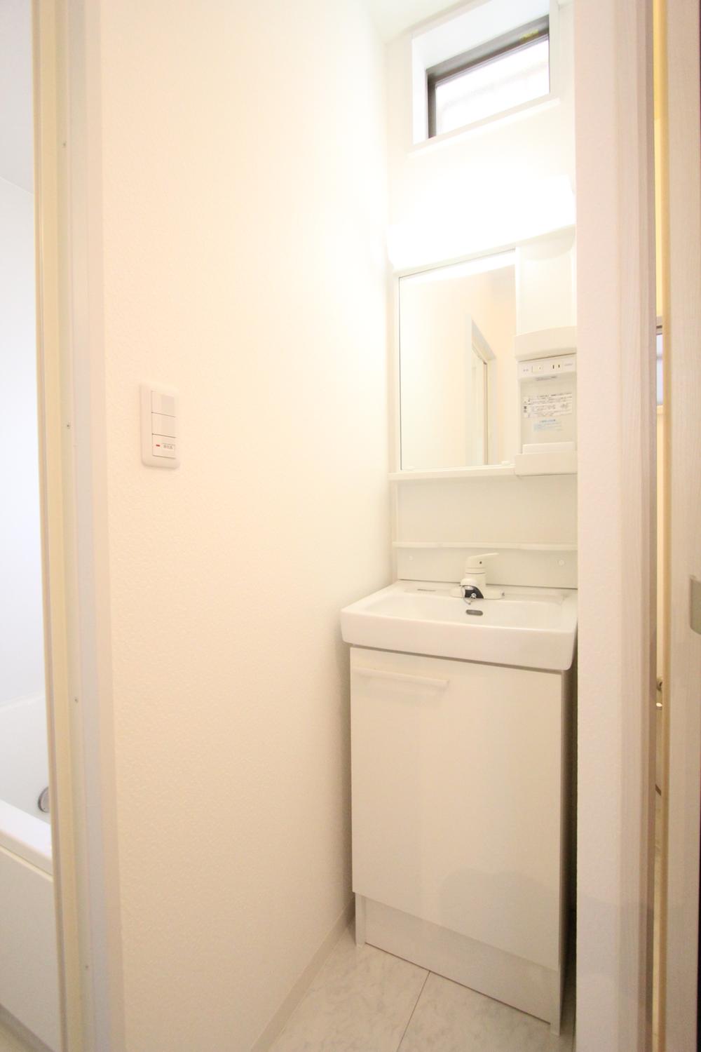 Wash basin, toilet. Interior
