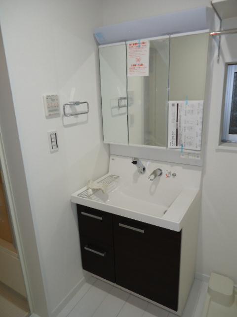 Wash basin, toilet. Same specifications vanity