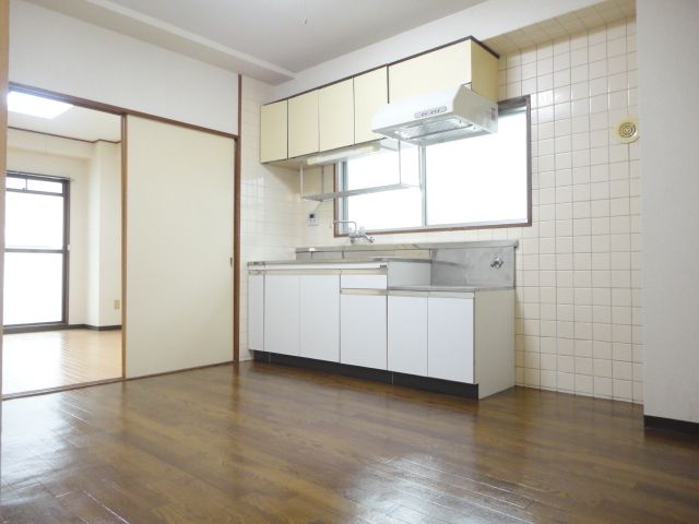Kitchen. Bright dining there is a window