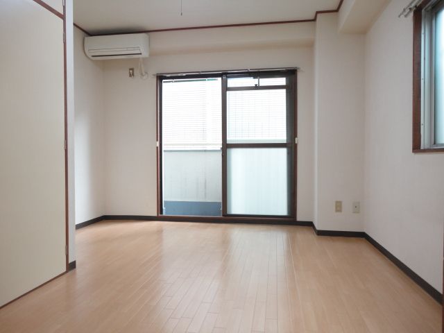 Living and room. Southwest-facing room