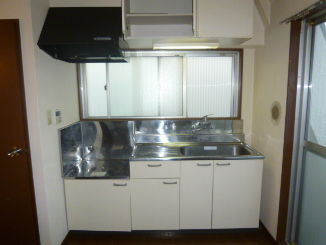 Kitchen. Gas two-burner can be installed kitchen! There is also a cutting board space. 