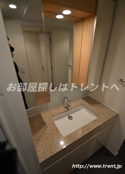 Washroom. It is a photograph of the 1R type of the same building. Please see for reference. 