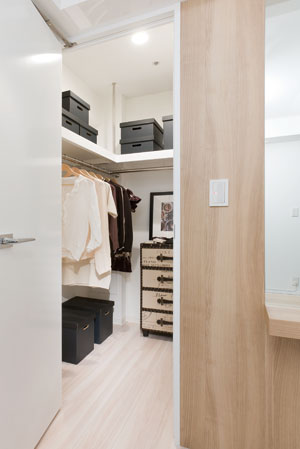 Receipt.  [Walk-in closet] Walk-in closet that can confirm the stored items at a glance is, Large-scale storage with the size of the room. In addition to the storage of a number of clothing, Drawer to feet and chest, You can put even shoe box. (Except for Ga-1, Gb-1, H-1, Jr, J'r, Kr, Mr-1, Nr-1, Or-1, Qr-1, Tr-1 type)