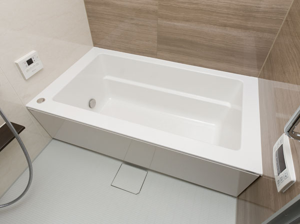 Bathing-wash room.  [Straight-type tub] Enjoy a leisurely bath time with children and two people, It has adopted a straight-through bathtub. A simple beauty that takes advantage of the structure of the surface, It will be refreshing impression the entire space.