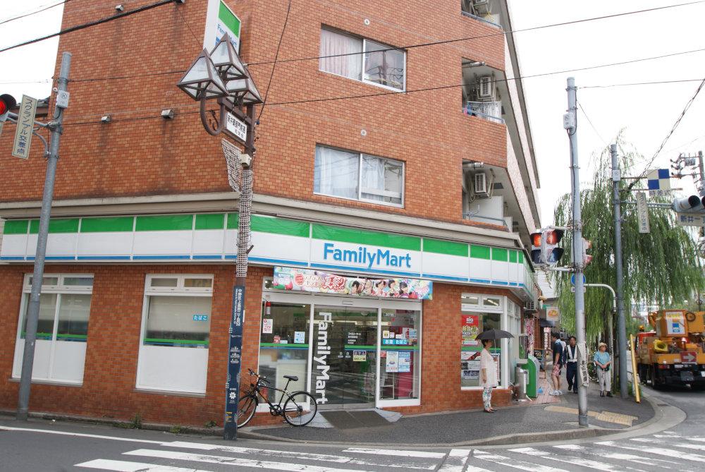 Convenience store. 185m to Family Mart Arai Yakushi shop