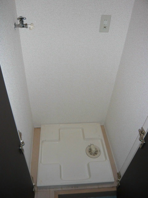 Other room space. Of course also equipped with washing machine inside the room