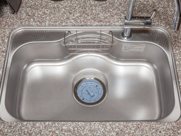Kitchen.  [Low-noise specification wide sink] Hard low-noise specifications that also put a high-spirited well water worried about the sound of water splashing. Large dish is also easy to wash wide sink.