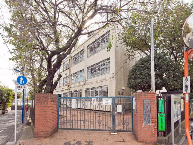 Primary school. 70m until Nakano Ward Nishinakano Elementary School