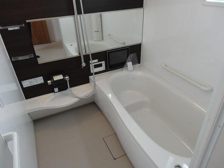 Same specifications photo (bathroom). Bathroom same specifications (12 inches with a large TV)