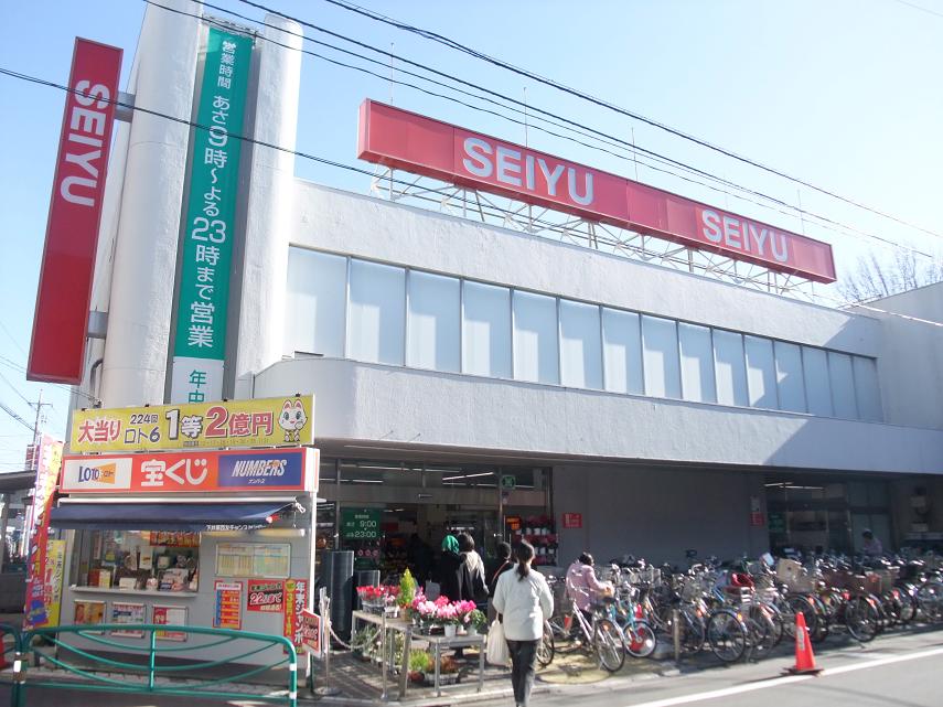 Supermarket. Seiyu to (super) 447m