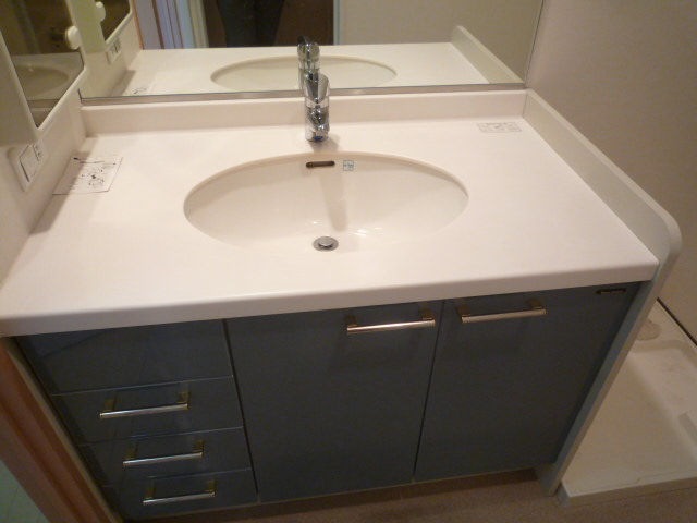 Entrance. Independent wash basin